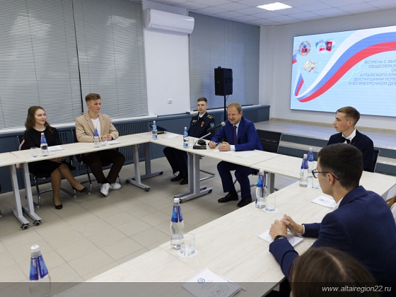 Встреча выпускника школы Кузнецова Кирилла с Губернатором края Виктором Томенко.