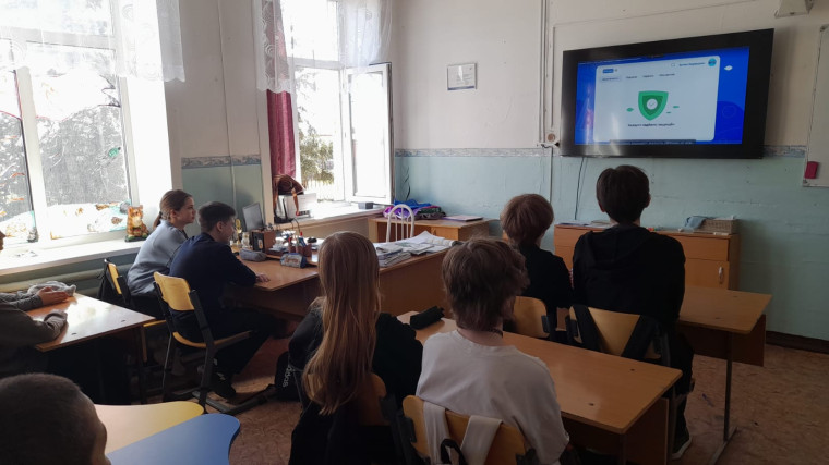 «Инструменты информационной безопасности» и «Поддельные аккаунты».